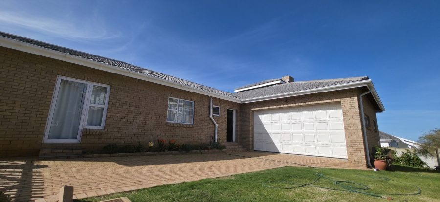 3 Bedroom Property for Sale in Boggomsbaai Western Cape